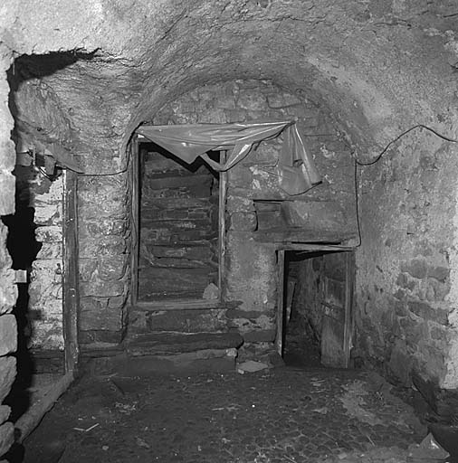 Le corridor. Vue prise de la porte d'entrée vers les escaliers d'accès à la grange et à la cave. ; Le "corridor" d'une maison voûtée des Cours.