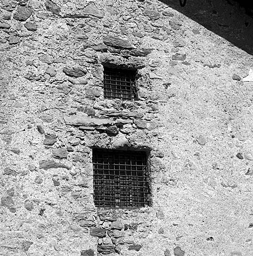 Mur pignon est. Fenêtres grillagées de chambre ménagère.