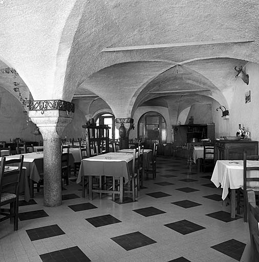 L'ancienne écurie du relais de poste, transformée en salle de restaurant. ; Le Villar d'Arène. Cette salle transformée en restaurant était autrefois l'écurie d'un relais de poste.