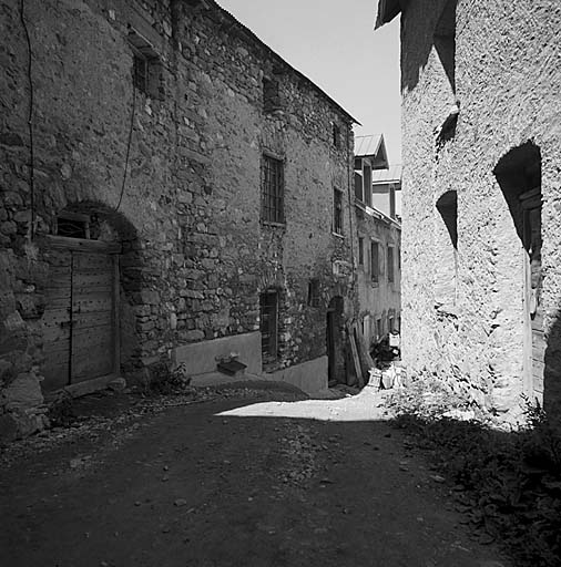 Le Villar. Ferme 366. Façade sud. A gauche, la porte de la grange ; à droite, celle du corridor.