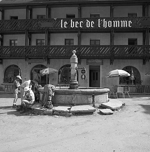 Le Villar. Fontaine située au centre de la place de l'Eglise.