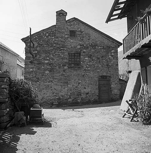 Le Villar. Ferme 377. Pignon est avec porte de chambre ménagère ?