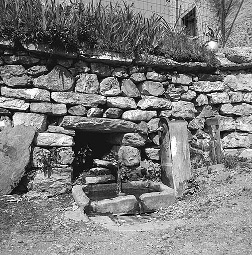 Le Villar, fontaine.