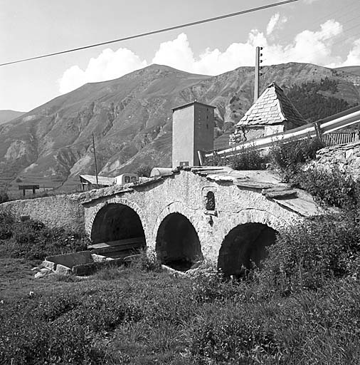 Le Villar. Fontaine Saint-Martin. Fontaine lavoir située en contrebas de la route à l'entrée ouest du village.