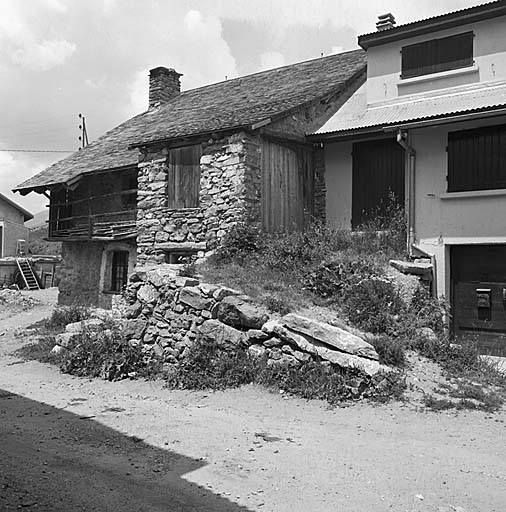 Les Cours. Ferme 137. Porte et levée de grange. Vue prise du sud-est.