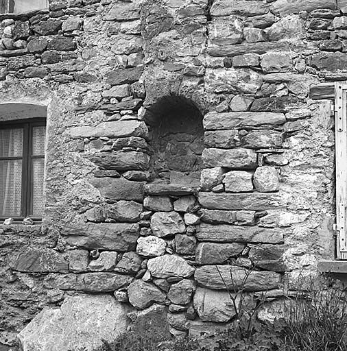 Les Cours. Ferme 145. Niche où l'on plaçait une statue. Noter la construction indépendante du mur et l'arc segmenté en tuf.