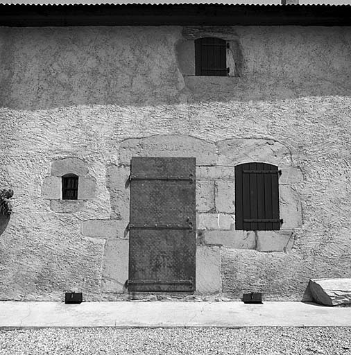 Le Pied du Col. Ferme 668. Porte et fenêtre avec encadrement en pierre taillée. C'est esceptionnel dans la région. Inscription sur le linteau de la porte : I B 1782 C F.