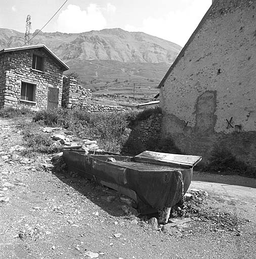 Villar d'Arène. Le Pied du Col. Fontaine lavoir. Le bac semble être fait d'une citerne de gaz récupérée.