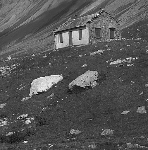 Chalets d'estive dits montagnes d'Alpe du Villar. Vue prise du sud-ouest.