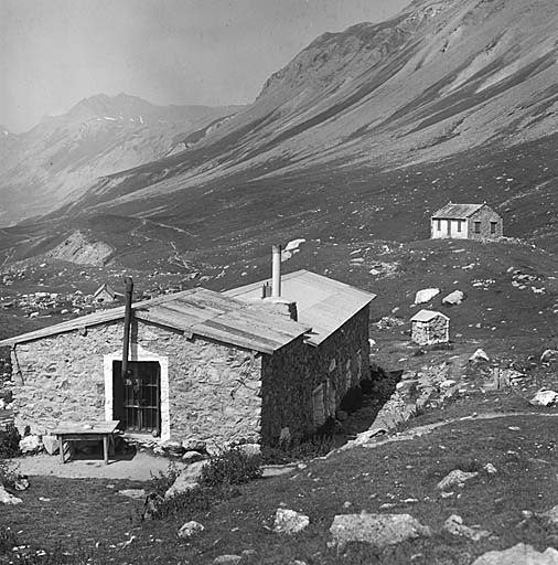 Chalets d'estive dits montagnes d'Alpe du Villar. Vue prise du sud. Anciens chalets transformés en refuge et en résidence secondaire.