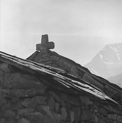 Croix en tuf au sommet du pigon nord.