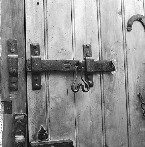 Le loquet de la porte de l'entrée.