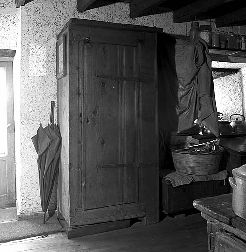 Armoire de chambre ménagère à un seul battant. Ce meuble semble être la moitié droite d'une armoire à deux battants que l'on aurait coupée en deux.