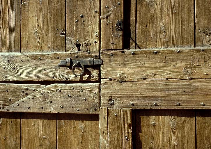 Le Villar. Porte de grange ; détail.