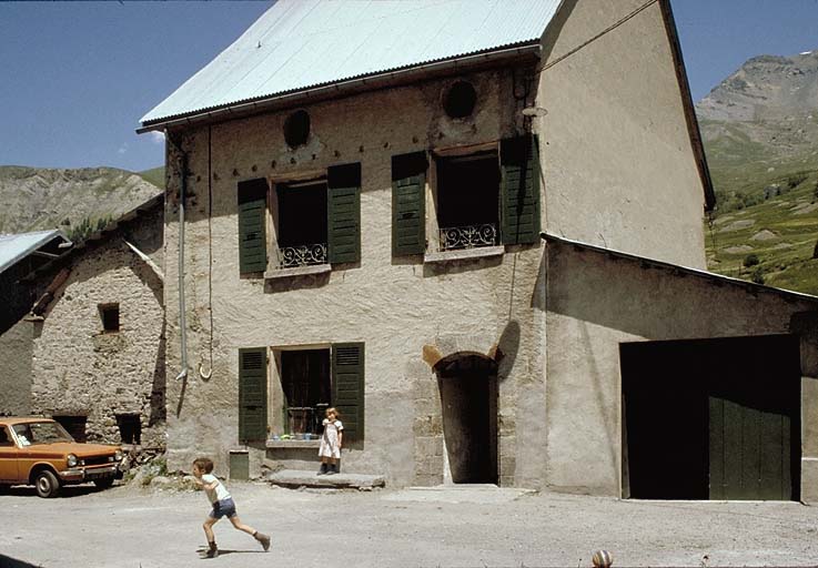 Le Villar. Ferme 350. Maison postérieure au cadastre de 1810. Façade sud. Noter le chambranle de la porte en pierre de taille, la façade ordonnancée et les ferronneries aux fenêtres.