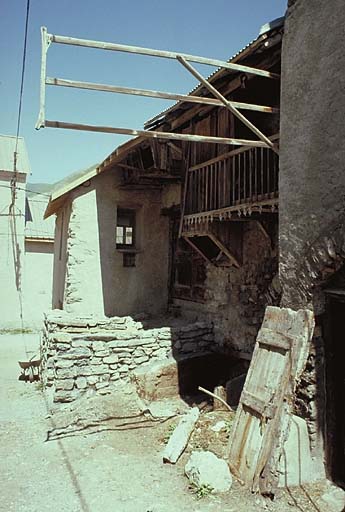 Le Villar. Etendoir à linge.