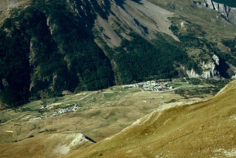 Le village, vue de situation prise du nord-est.