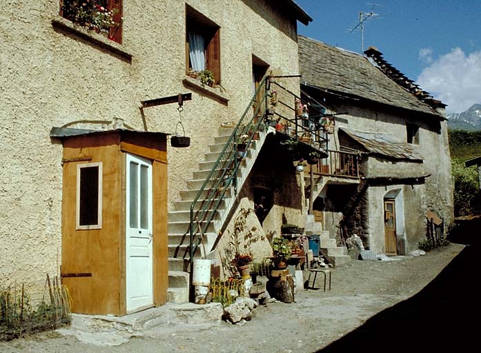 Vue d'ensemble prise du sud-ouest. Sur deux maisons mitoyennes un portch ancien en maçonnerie, et un sas amovible en bois qui reprend les mêmes principes.