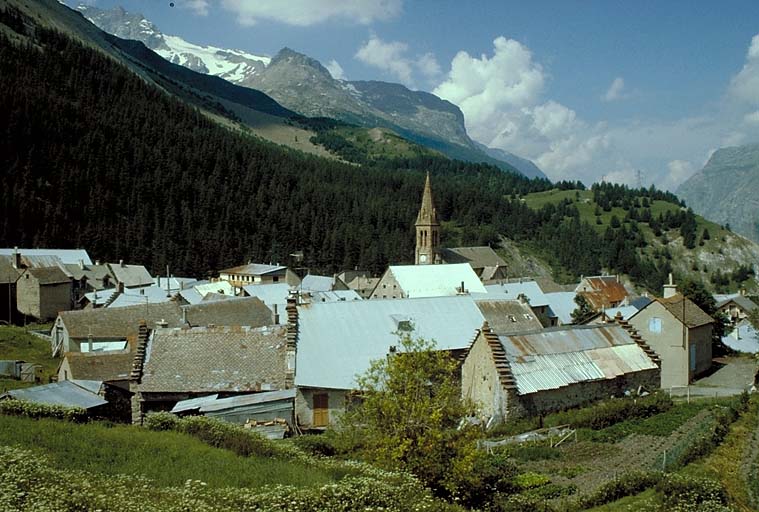 Vue d'ensemble prise du nord-est. Au premier plan, trois maisons avec pignons à redents.