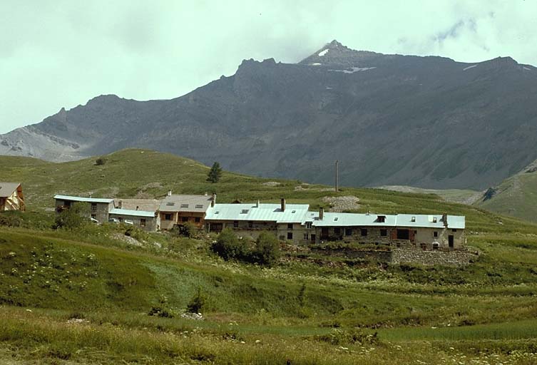 Vue d'ensemble prise du sud. Noter la disposition en longues files de maisons mitoyennes.