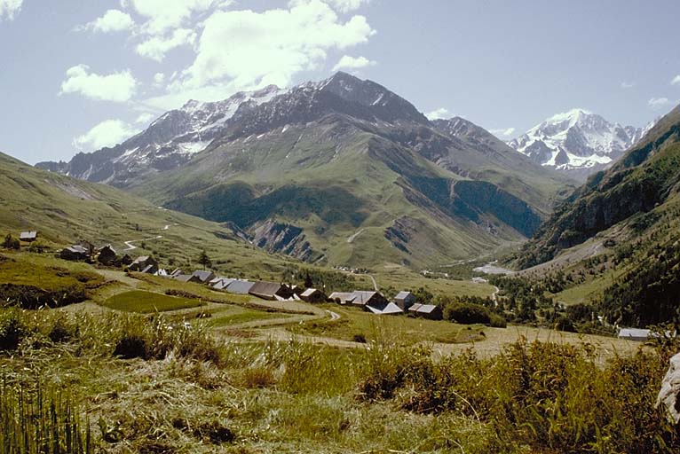 Les Cours. Vue prise du nord-ouest. Au fond le pic du Combeynot et le départ de la vallée d'Arsine.