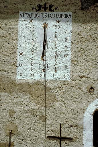 Les Cours. Ferme 153. Cadran solaire restauré sur la façade sud.