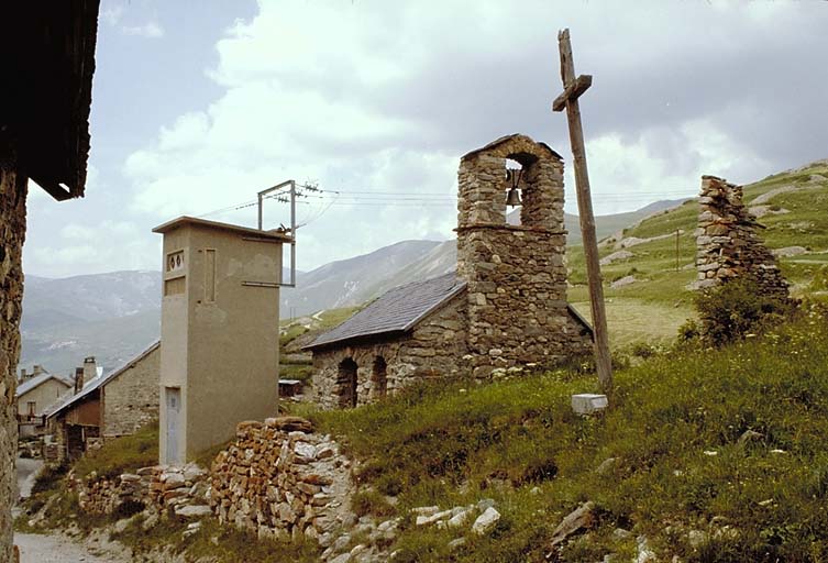 Vue d'ensemble prise de l'est.