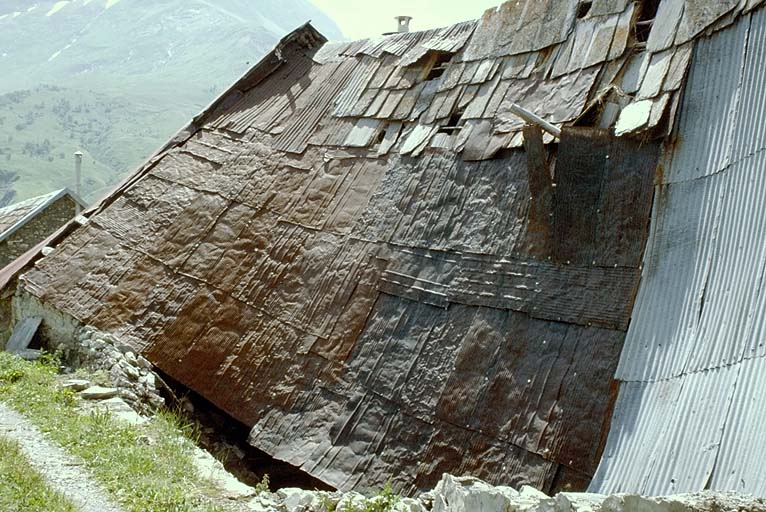 Le Pied du Col. Détail du toit.