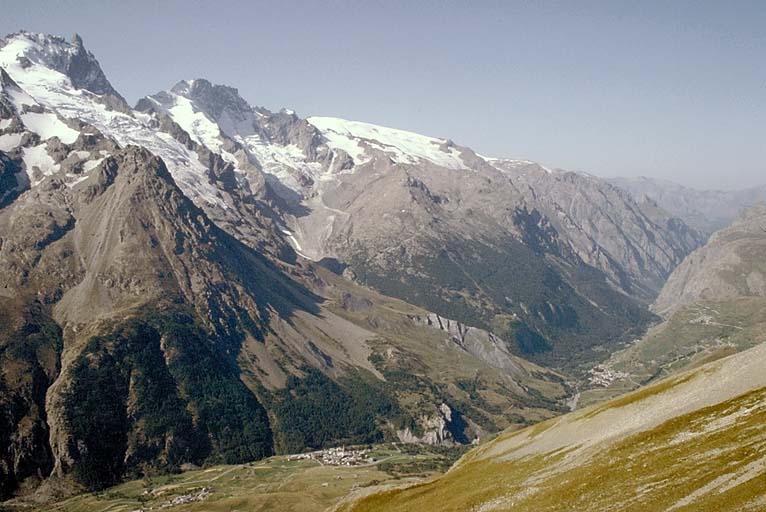 La vallée, vue de situation prise du nord-est.