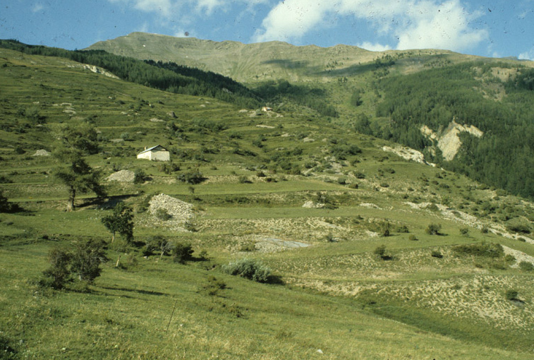 Le Monêtier-les-Bains. Le Mas des Faures. Chapelle Sainte-Anne. Vue d'ensemble prise du sud. ; Le Monêtier. Mas des Faures. Chapelle Sainte-Anne. Vue de situation prise du sud-est.