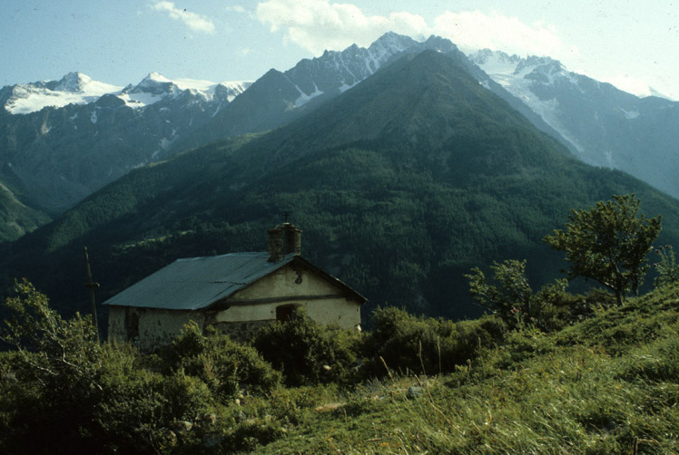 Le Monêtier-les-Bains, Chapelle Sainte-Anne. Vue d'ensemble de la chapelle, prise du nord. ; Le Monêtier. Mas des Faures. Chapelle Sainte-Anne. Vue d'ensemble  prise du nord.