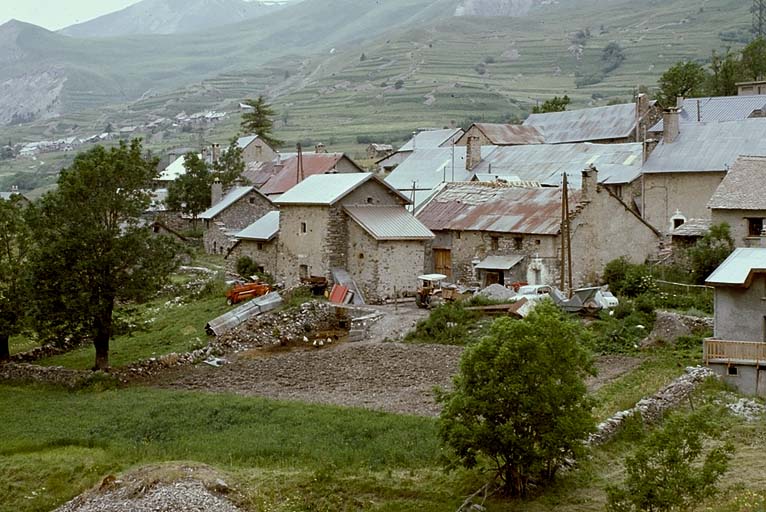 Vue d'ensemble prise du sud-est. Les trois chambres ménagères mitoyenes, à gauche, sont séparées des maisons d'habitation par la rue.