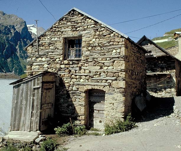 Les Terrasses. Parcelle 152. Pignon est. Noter l'utilisation du schiste dans la construction. Dans la cabane en bois, les lieux d'aisances.