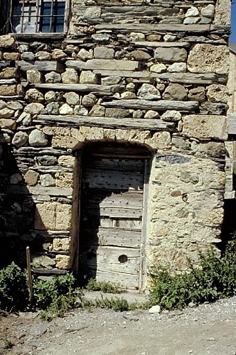Les Terrasses. Parcelle 152. La porte est couverte d'un arc surbaissé en moellons de tuf, identique à celui de la maison d'habitation dont la chambre dépend (parcelle 117).
