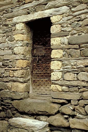 Les Hyères. Porte de "chambre" cloutée, fermée par une grosse serrure et un fareuille.