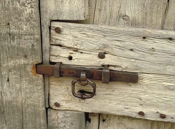 Le loquet de la porte de la grange.