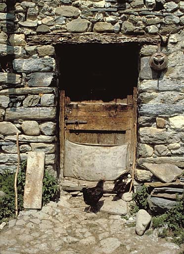 La Saulce. Parcelle 375. La porte d'entrée. Le seuil est pavé.