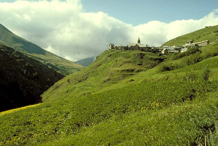 Le Chazelet. Vue prise du sud-est. Noter la situation perchée du village.