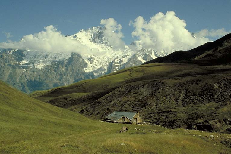 Chalets d'estive de la Grande Buffe. Vue prise du nord.