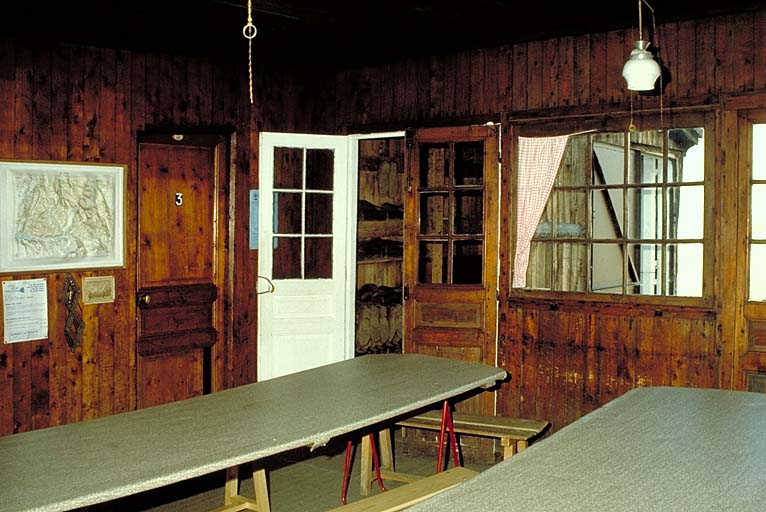 Le refuge de montagne Adèle Planchard, salle commune.