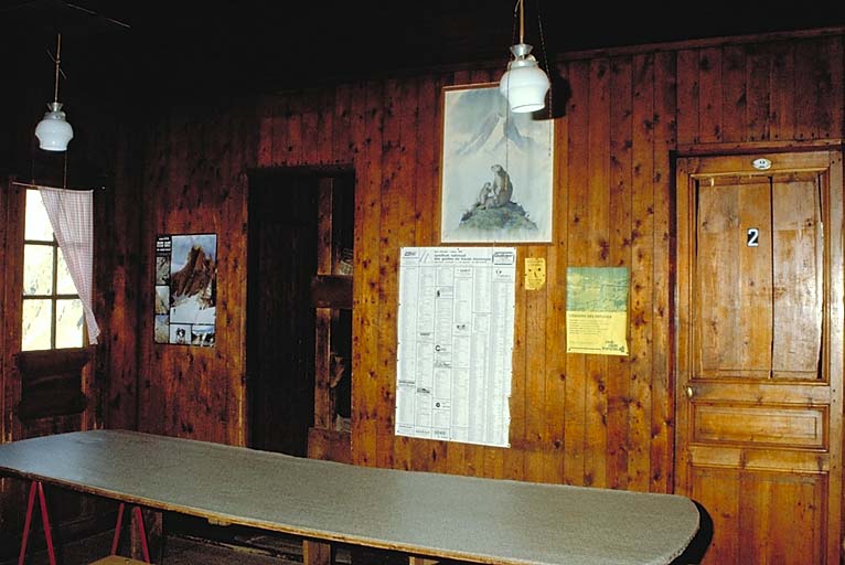 Le refuge de montagne Adèle Planchard, salle commune.