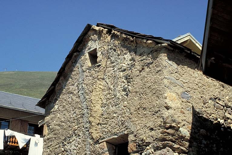 Le Chazelet. Maison. Détail du pignon avec corniche en tuf.