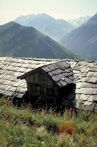 Le Chazelet. Maison. Lucarne au-dessus de l'entrée de grange.