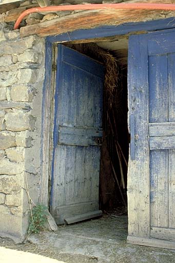 Valfroide. Maison. Porte de grange.