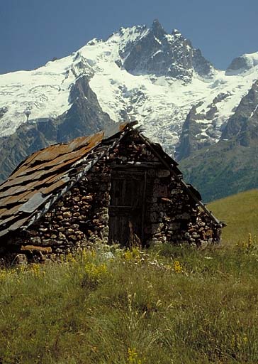 Les Vourzillas. . Maison. Pignon.