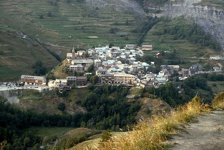 Le village, vue de situation prise du nord.