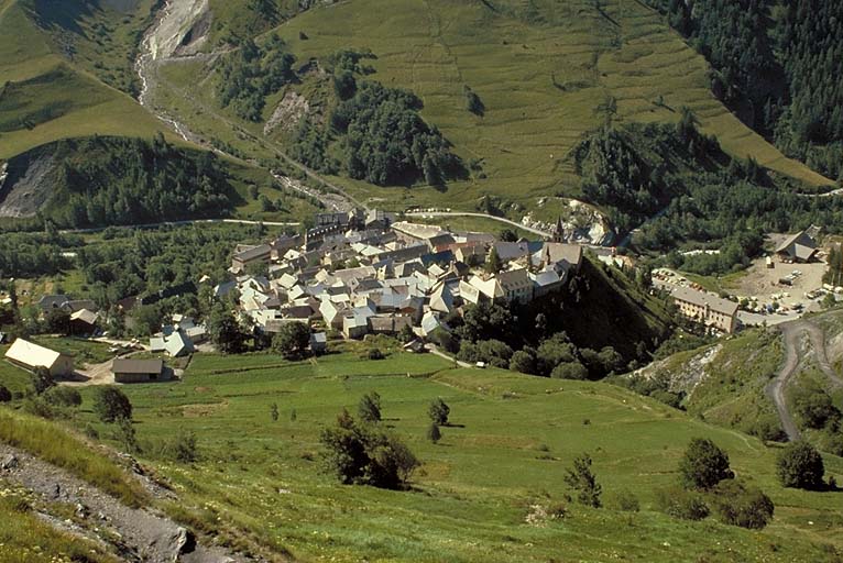 Le village, vue de situation prise du nord-ouest.