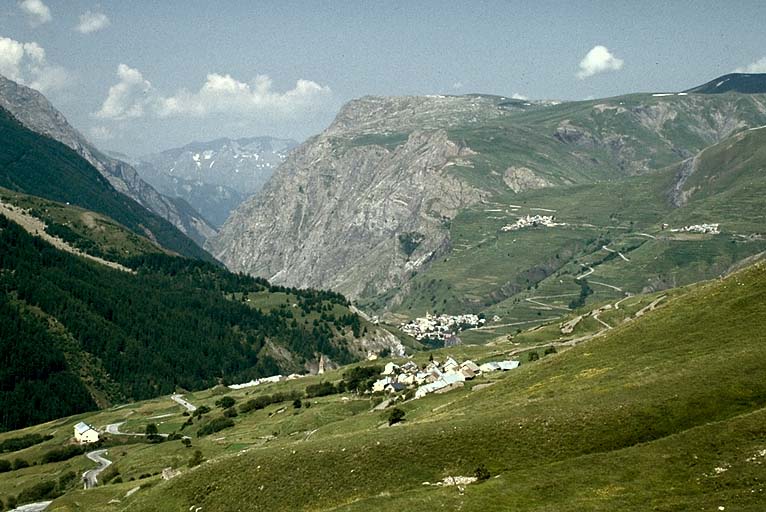 Le village, vue de situation prise depuis Villar-d'Arêne.