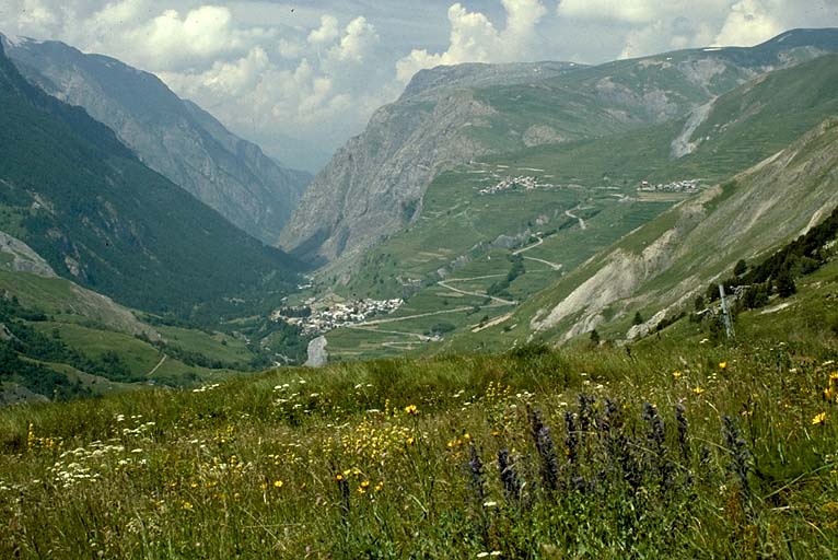 Le village, vue de situation prise depuis Villar-d'Arêne.