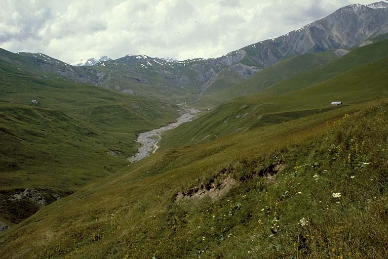 Vue prise du sud-est. Au fond les crêtes de la Grande Buffe derrière lesquelles se trouvent encore d'immenses pâturages.